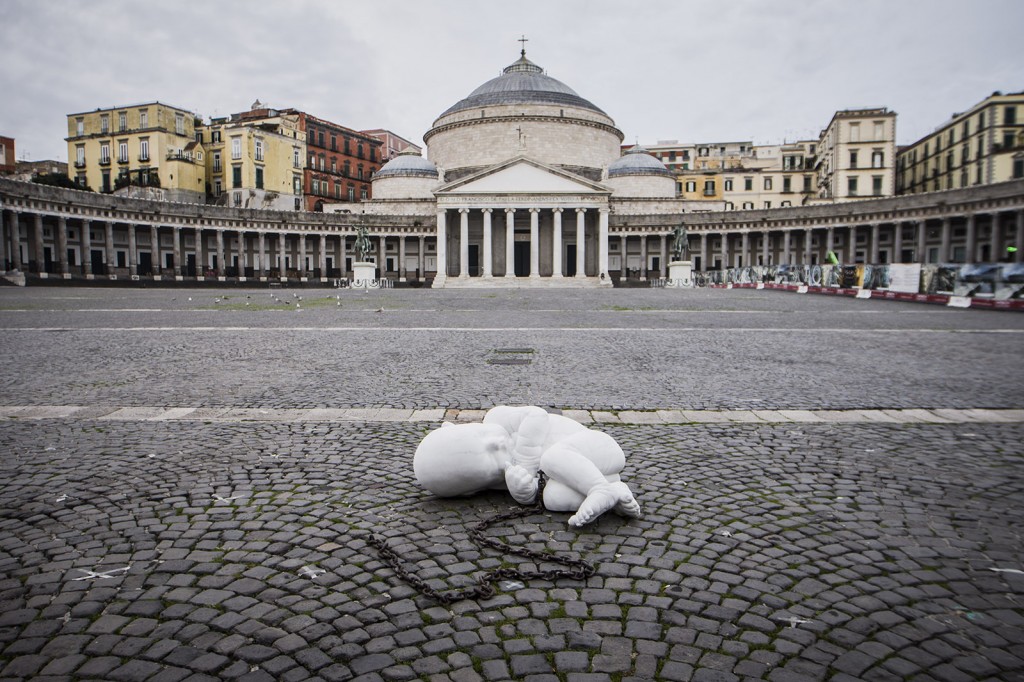 Jago, Look Down, 2020, Marmo, 200x100x100 cm, Piazza Plebiscito, Napoli.